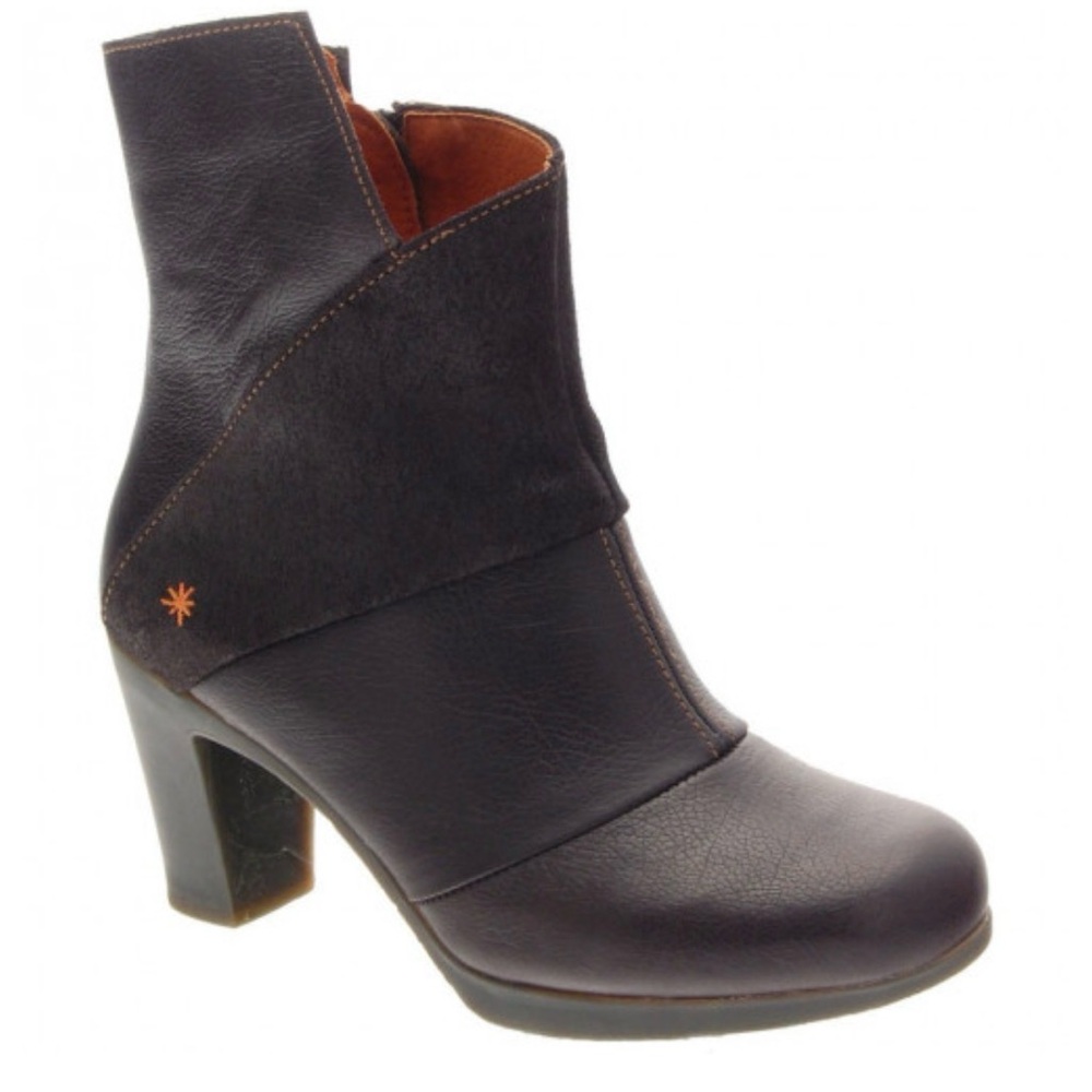 3/$30 Women's Dark Brown Leather Ankle Boots